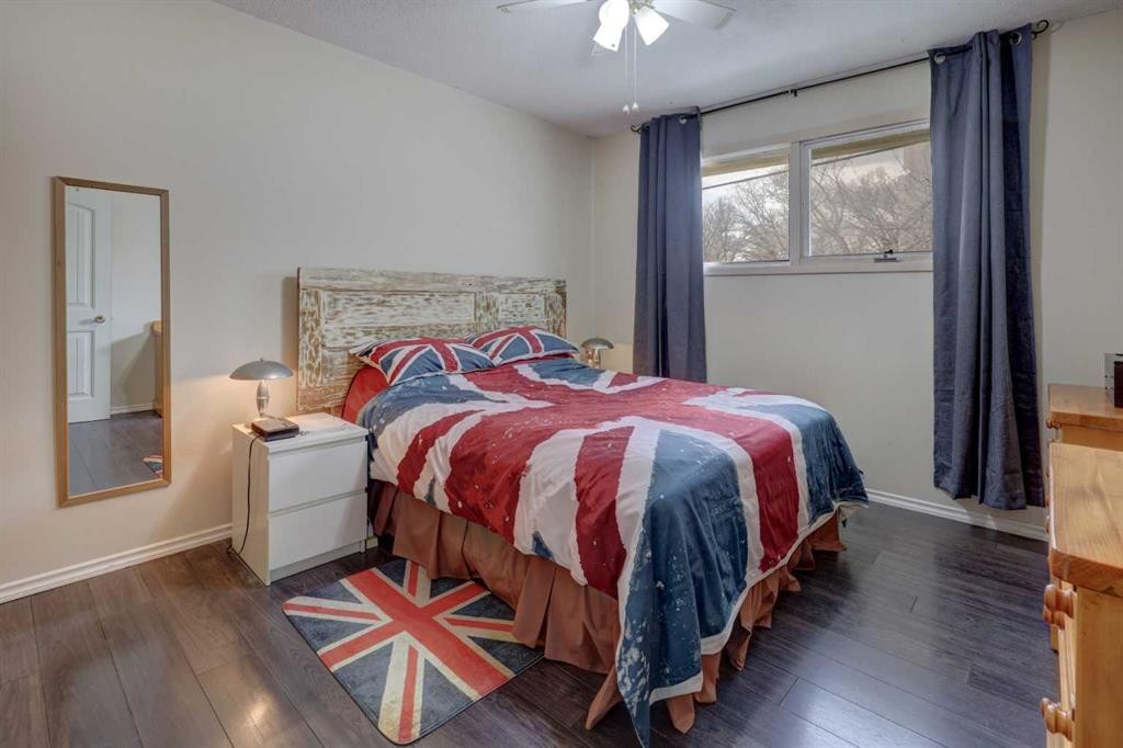 261 2 Avenue West, Drumheller, AB - Indoor Photo Showing Bedroom
