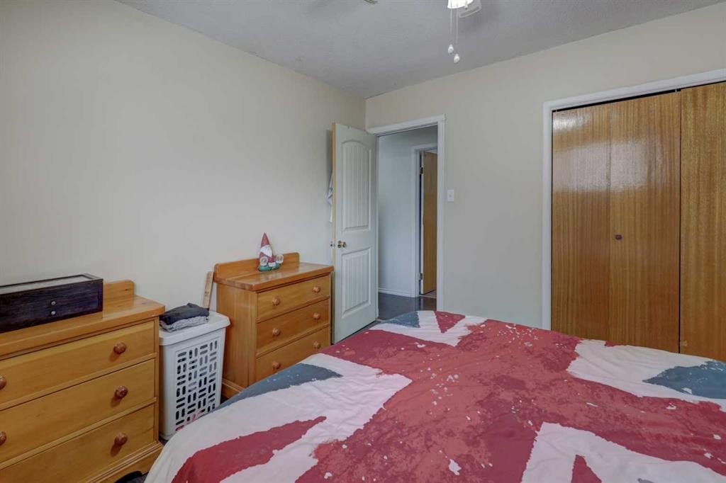 261 2 Avenue West, Drumheller, AB - Indoor Photo Showing Bedroom