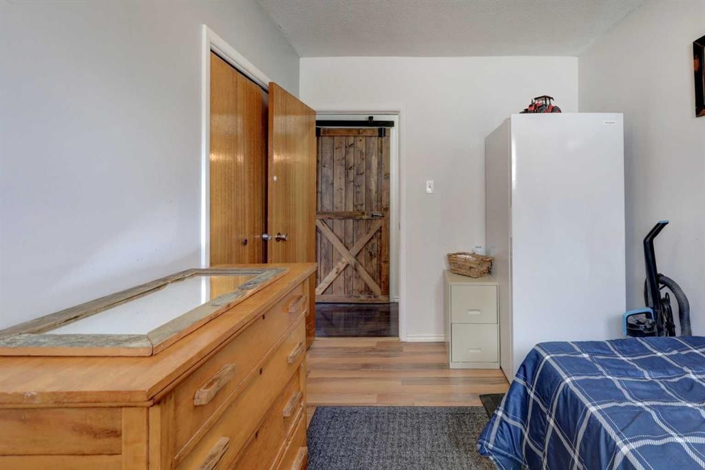261 2 Avenue West, Drumheller, AB - Indoor Photo Showing Bedroom