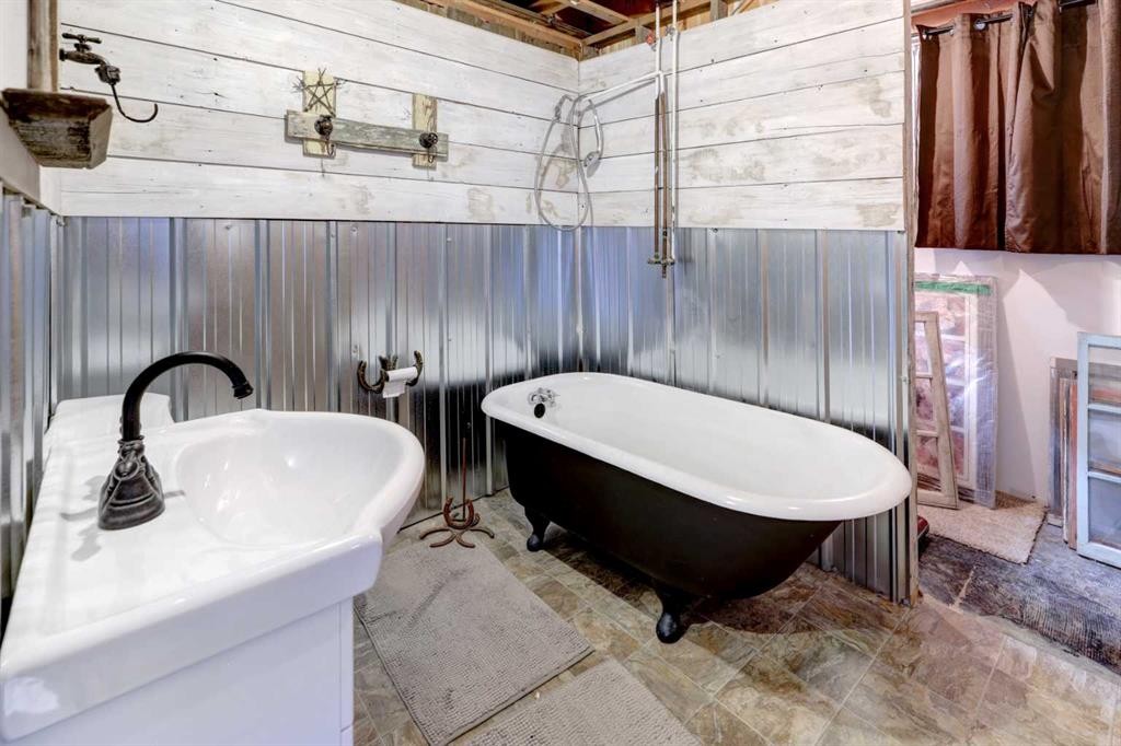 261 2 Avenue West, Drumheller, AB - Indoor Photo Showing Bathroom