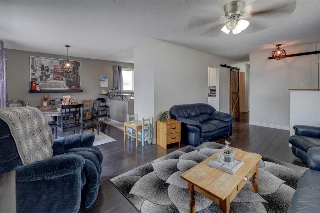261 2 Avenue West, Drumheller, AB - Indoor Photo Showing Living Room