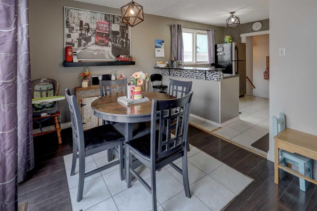 261 2 Avenue West, Drumheller, AB - Indoor Photo Showing Dining Room