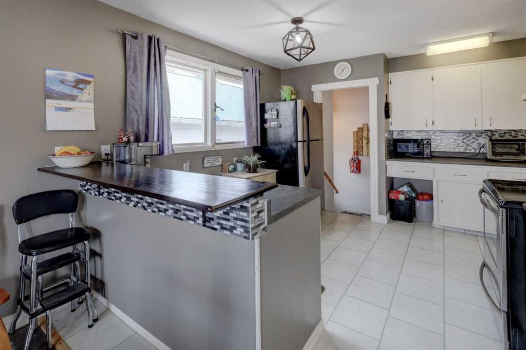 261 2 Avenue West, Drumheller, AB - Indoor Photo Showing Kitchen
