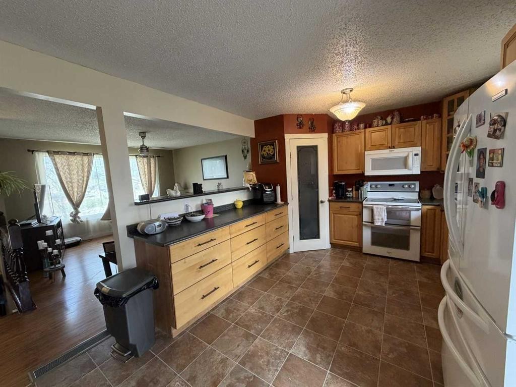 3917 52 Street, Taber, AB - Indoor Photo Showing Kitchen