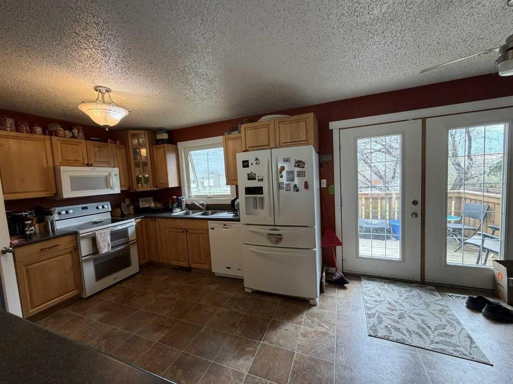 3917 52 Street, Taber, AB - Indoor Photo Showing Kitchen With Double Sink