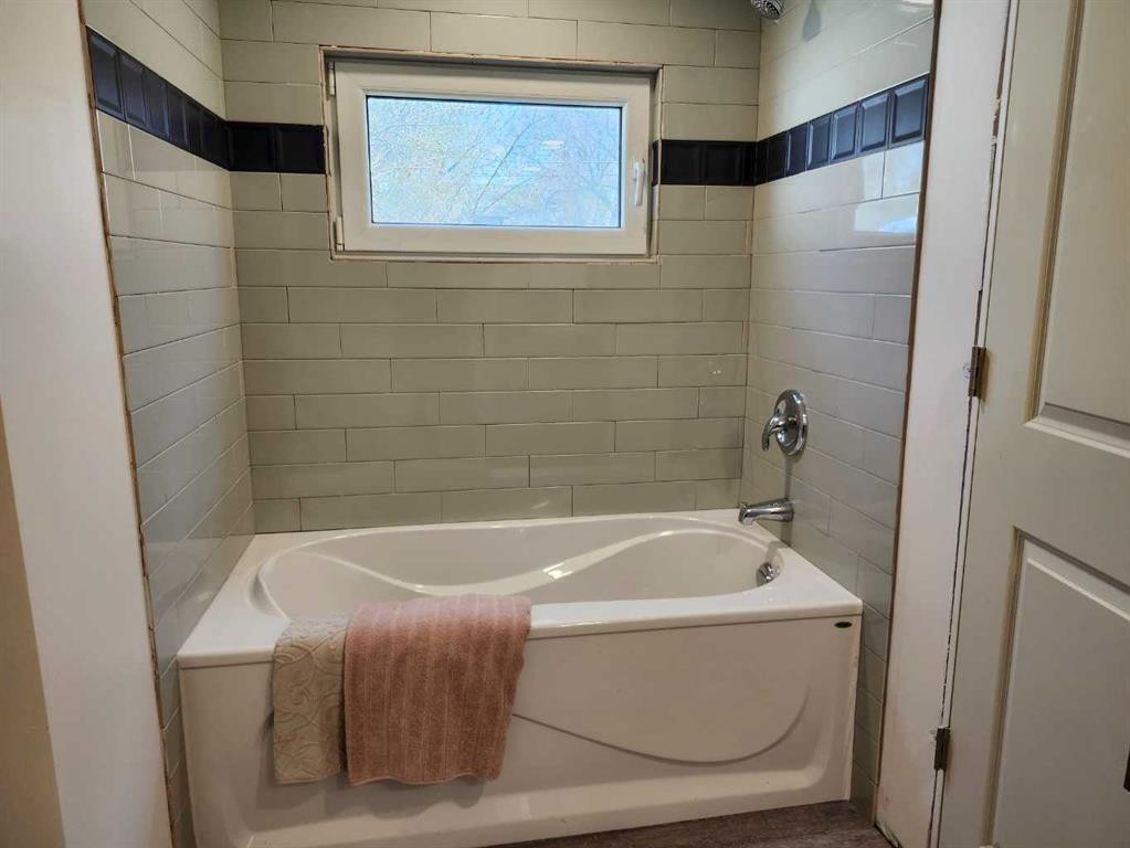 148 3 Street West, Drumheller, AB - Indoor Photo Showing Bathroom