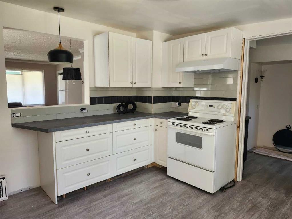 148 3 Street West, Drumheller, AB - Indoor Photo Showing Kitchen