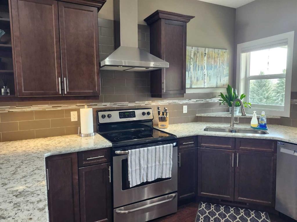102 9 Street, Drumheller, AB - Indoor Photo Showing Kitchen With Double Sink With Upgraded Kitchen