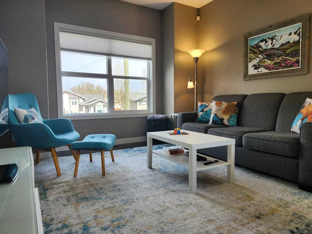 102 9 Street, Drumheller, AB - Indoor Photo Showing Living Room
