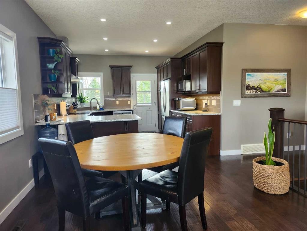 102 9 Street, Drumheller, AB - Indoor Photo Showing Dining Room