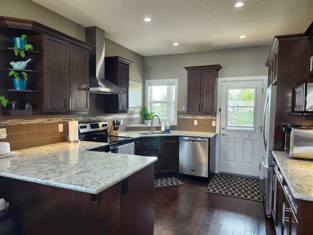 102 9 Street, Drumheller, AB - Indoor Photo Showing Kitchen With Upgraded Kitchen