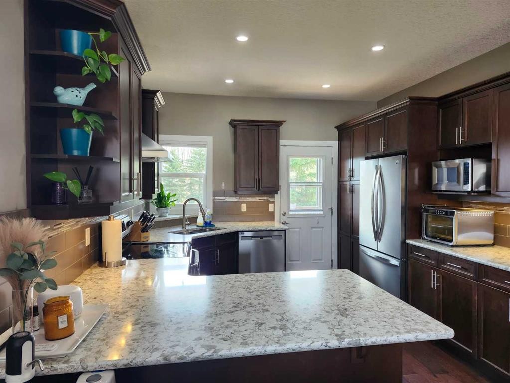 102 9 Street, Drumheller, AB - Indoor Photo Showing Kitchen