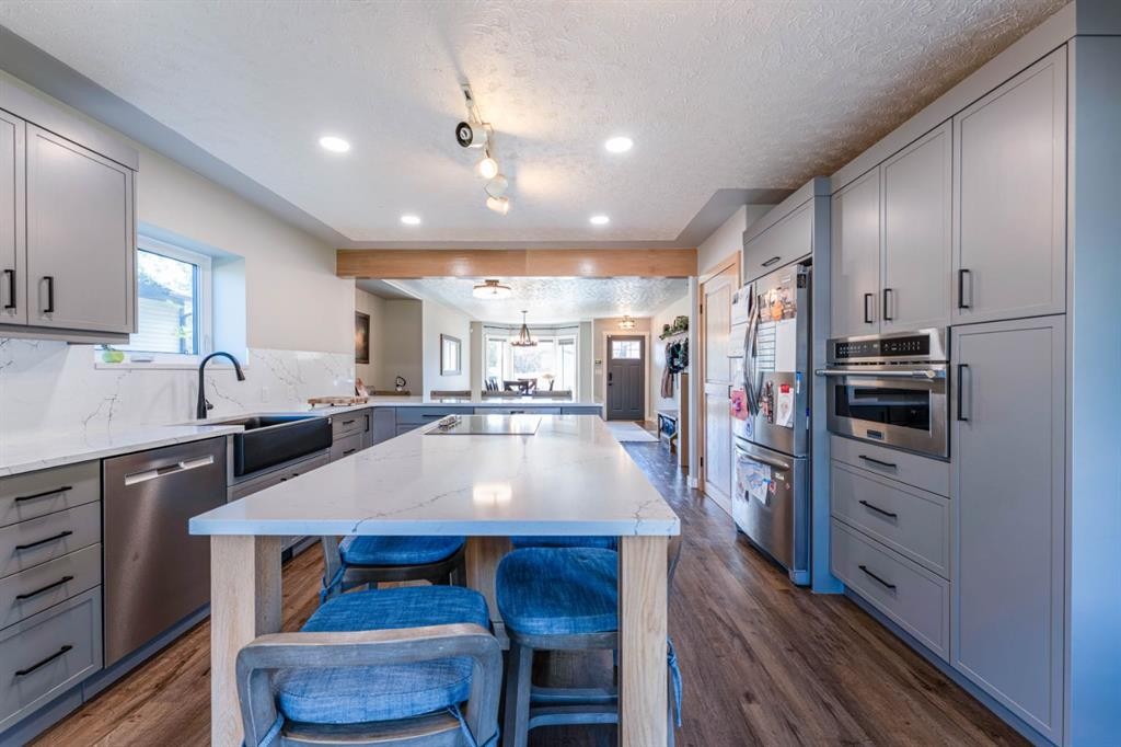 115 9 Street, Drumheller, AB - Indoor Photo Showing Kitchen With Upgraded Kitchen