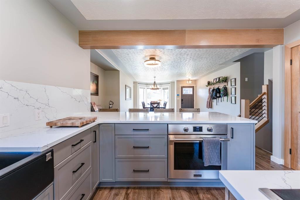 115 9 Street, Drumheller, AB - Indoor Photo Showing Kitchen With Upgraded Kitchen