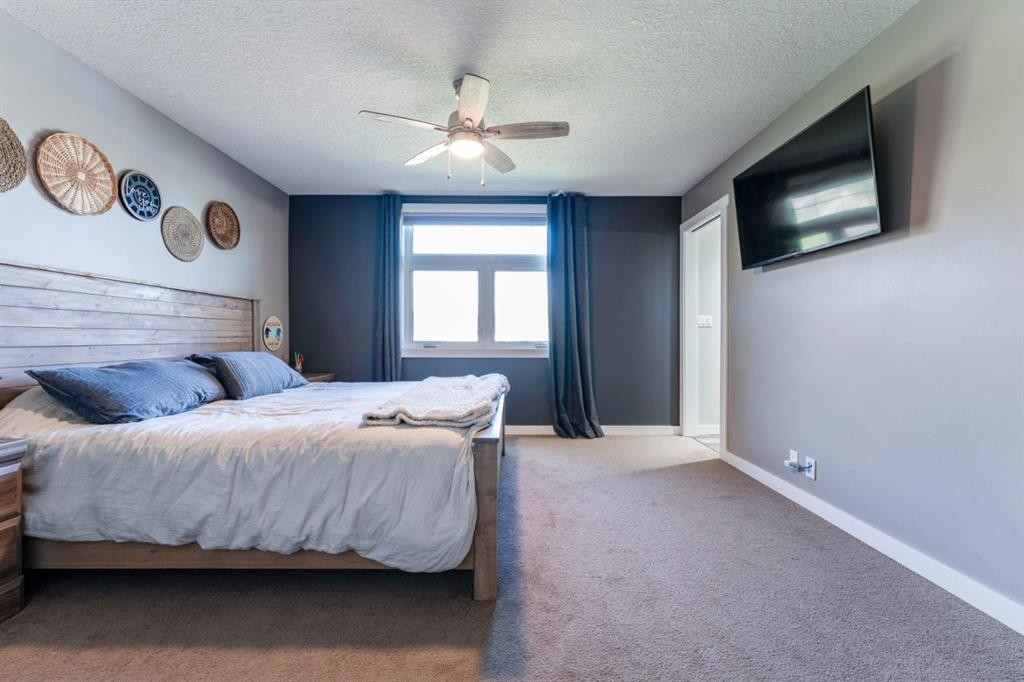 115 9 Street, Drumheller, AB - Indoor Photo Showing Bedroom