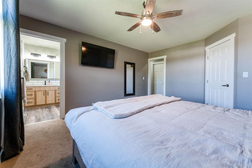 115 9 Street, Drumheller, AB - Indoor Photo Showing Bedroom