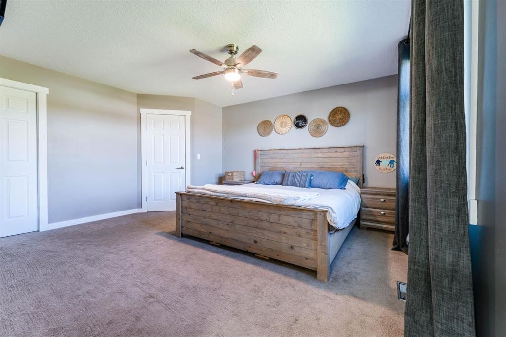 115 9 Street, Drumheller, AB - Indoor Photo Showing Bedroom