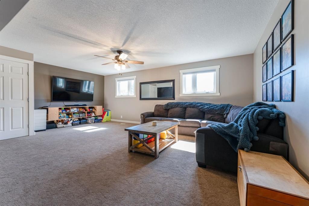 115 9 Street, Drumheller, AB - Indoor Photo Showing Living Room