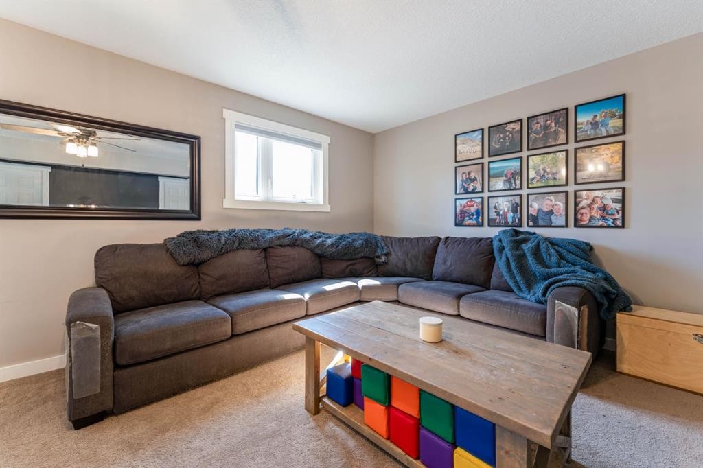 115 9 Street, Drumheller, AB - Indoor Photo Showing Living Room