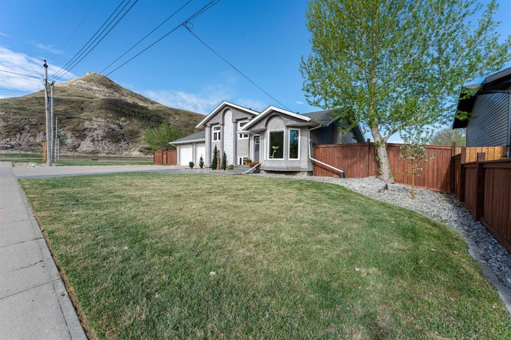 115 9 Street, Drumheller, AB - Outdoor