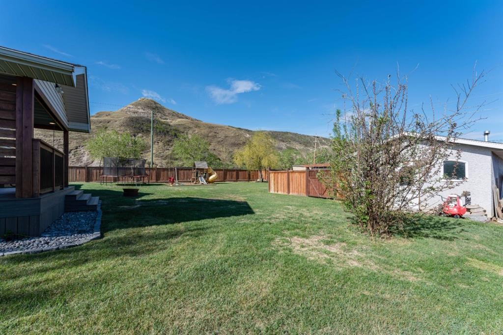 115 9 Street, Drumheller, AB - Outdoor