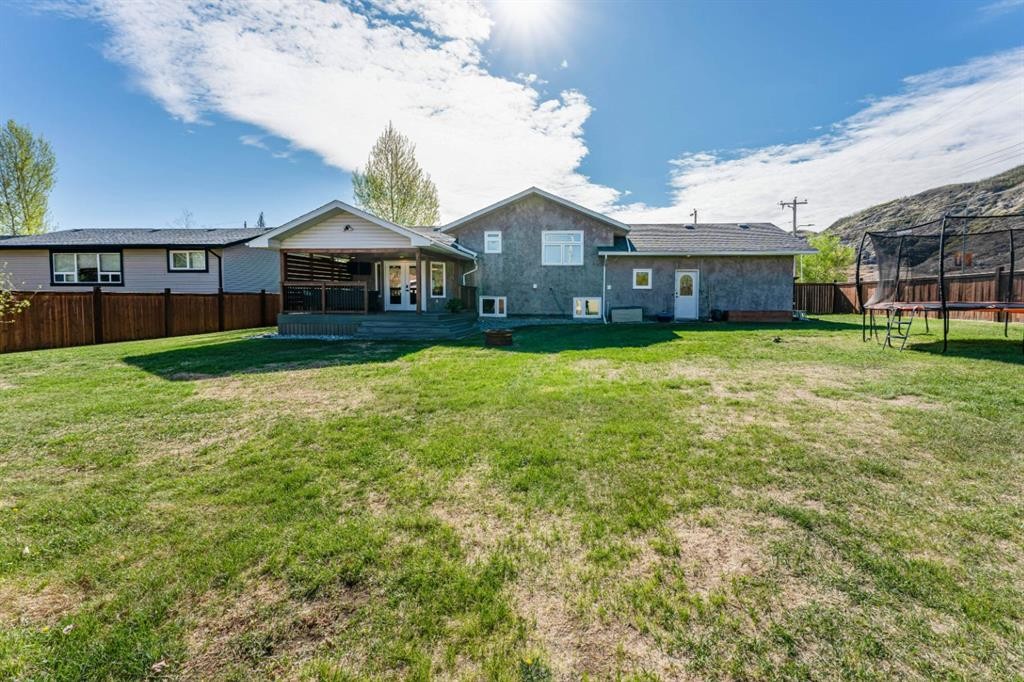 115 9 Street, Drumheller, AB - Outdoor