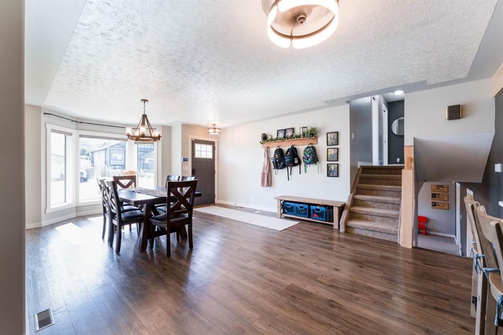 115 9 Street, Drumheller, AB - Indoor Photo Showing Dining Room