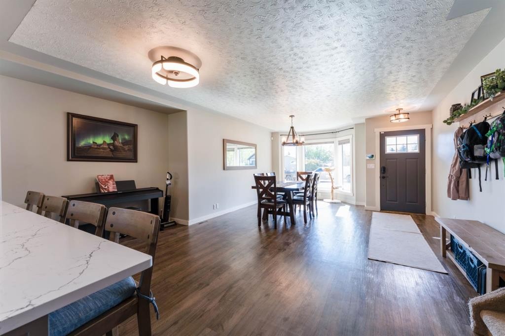 115 9 Street, Drumheller, AB - Indoor Photo Showing Dining Room