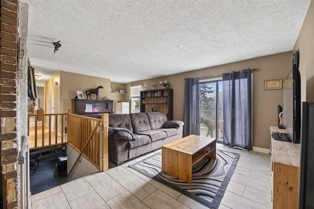 Highway 791, Rural Mountain View County, AB - Indoor Photo Showing Living Room