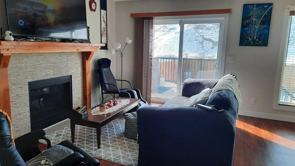 153 10 Avenue, Drumheller, AB - Indoor With Fireplace