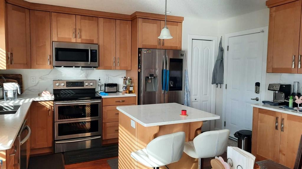 153 10 Avenue, Drumheller, AB - Indoor Photo Showing Kitchen