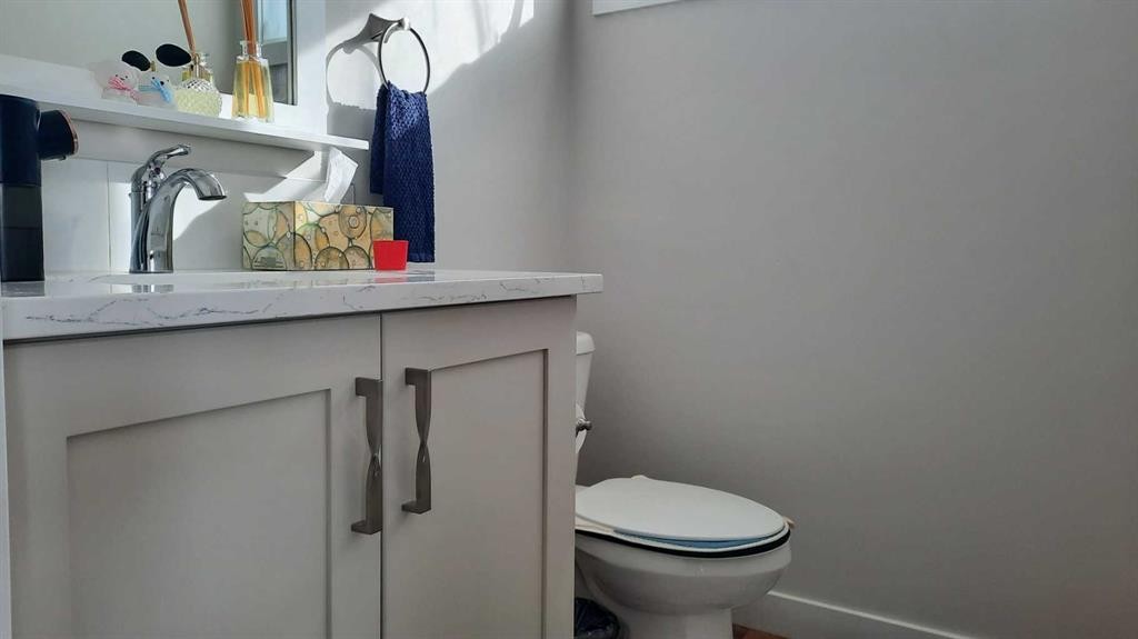 153 10 Avenue, Drumheller, AB - Indoor Photo Showing Bathroom