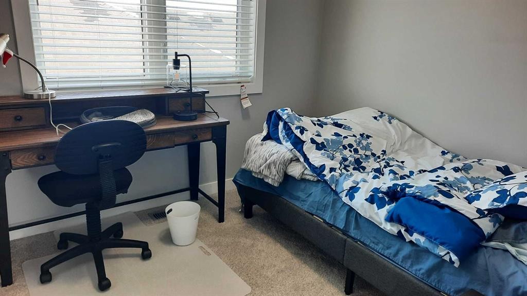 153 10 Avenue, Drumheller, AB - Indoor Photo Showing Bedroom