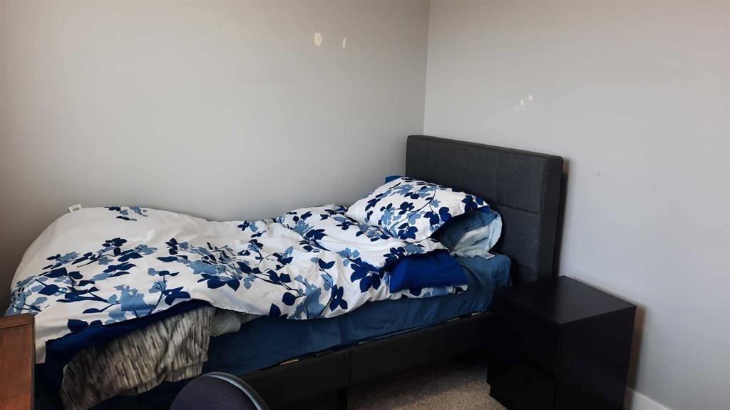 153 10 Avenue, Drumheller, AB - Indoor Photo Showing Bedroom