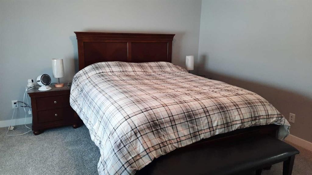 153 10 Avenue, Drumheller, AB - Indoor Photo Showing Bedroom