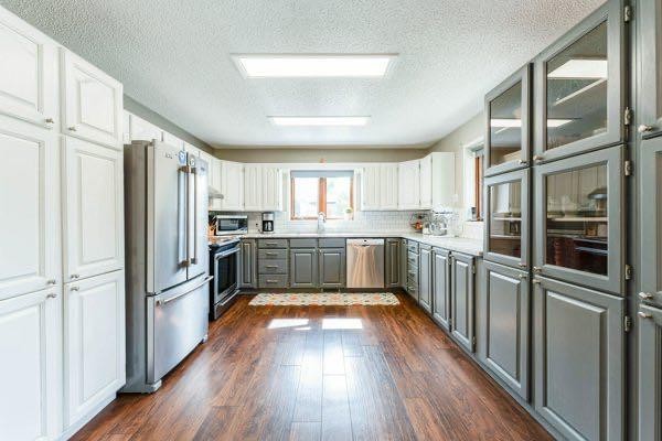 463 3 Avenue, Drumheller, AB - Indoor Photo Showing Kitchen With Upgraded Kitchen