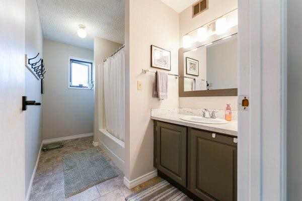 463 3 Avenue, Drumheller, AB - Indoor Photo Showing Bathroom