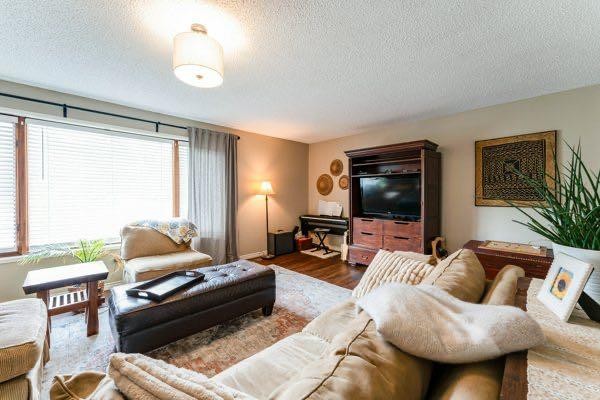 463 3 Avenue, Drumheller, AB - Indoor Photo Showing Living Room