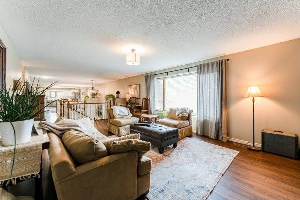 463 3 Avenue, Drumheller, AB - Indoor Photo Showing Living Room