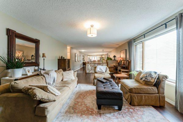 463 3 Avenue, Drumheller, AB - Indoor Photo Showing Living Room