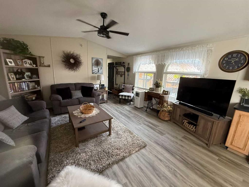 11-300 Railway Avenue, Duchess, AB
