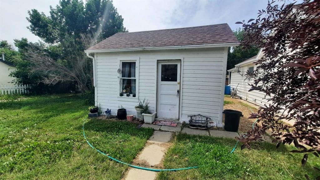 261 1 Avenue, Drumheller, AB - Outdoor