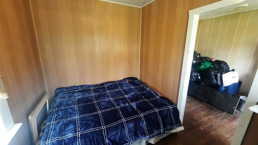 261 1 Avenue, Drumheller, AB - Indoor Photo Showing Bedroom