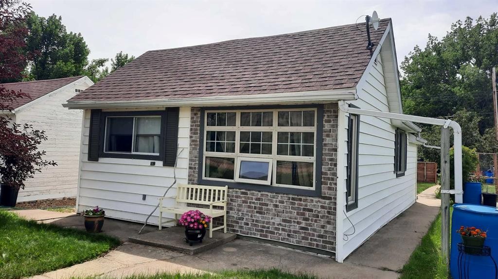 261 1 Avenue, Drumheller, AB - Outdoor