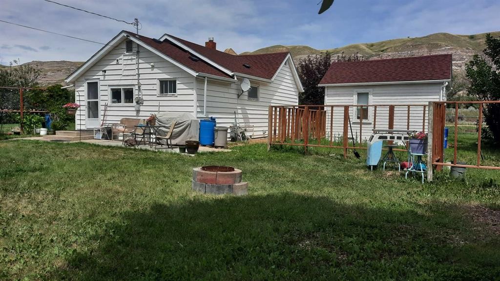 261 1 Avenue, Drumheller, AB - Outdoor