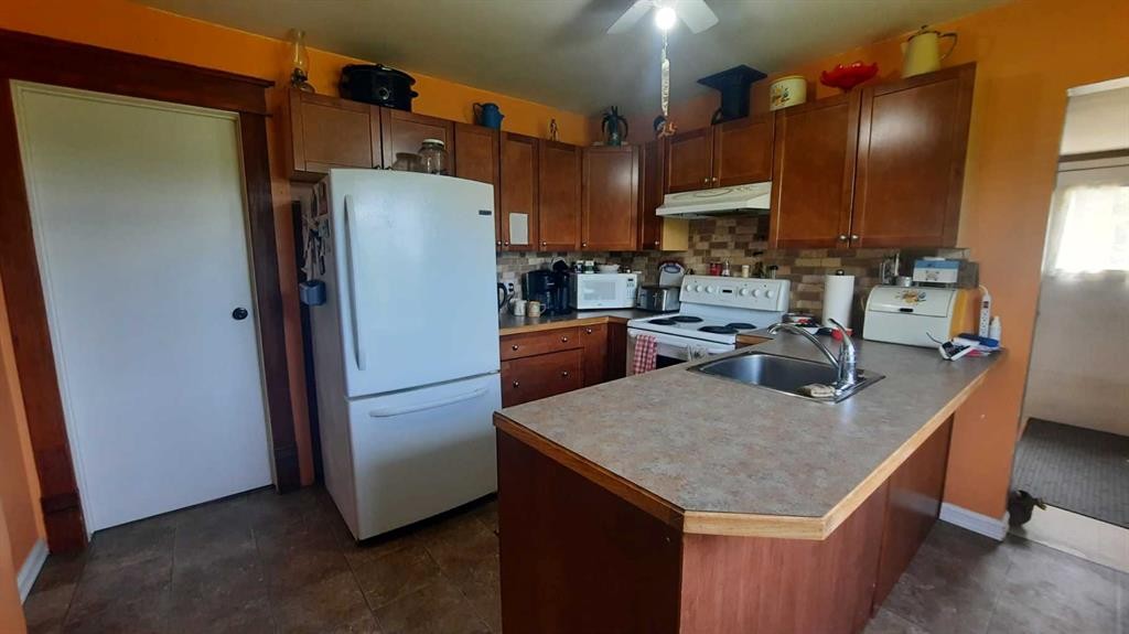 261 1 Avenue, Drumheller, AB - Indoor Photo Showing Kitchen
