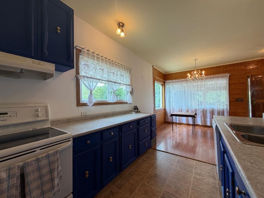 510 Bruce Avenue, Carbon, AB - Indoor Photo Showing Kitchen