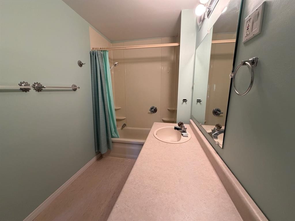 510 Bruce Avenue, Carbon, AB - Indoor Photo Showing Bathroom