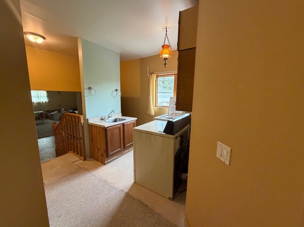 510 Bruce Avenue, Carbon, AB - Indoor