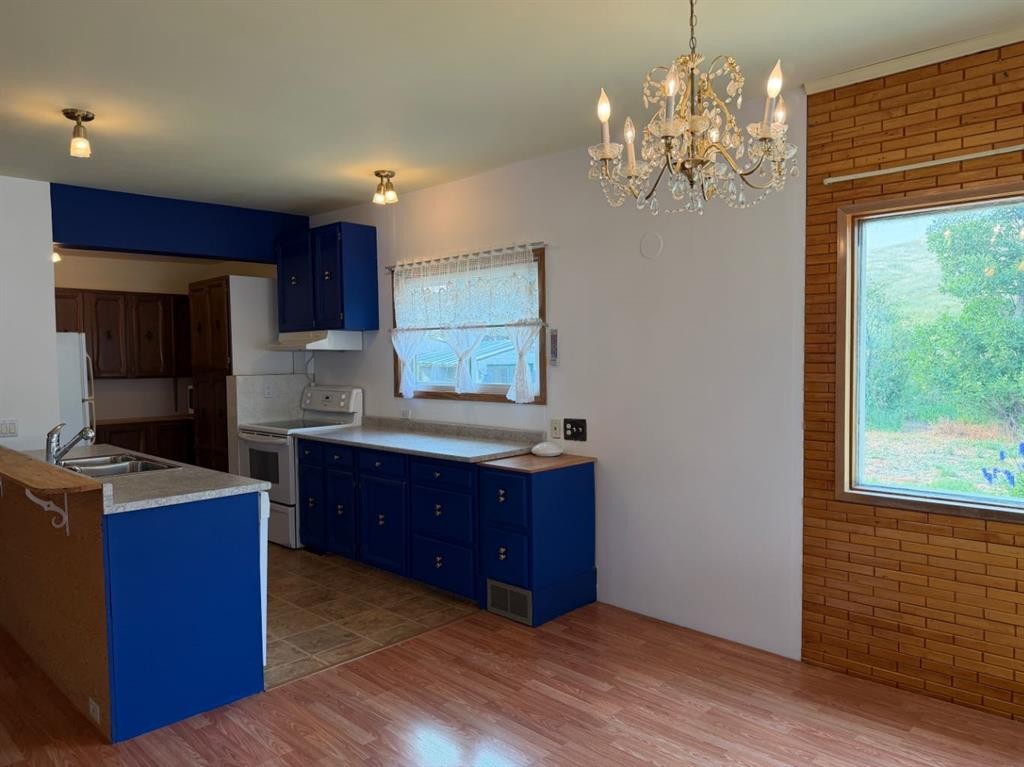 510 Bruce Avenue, Carbon, AB - Indoor Photo Showing Kitchen With Double Sink